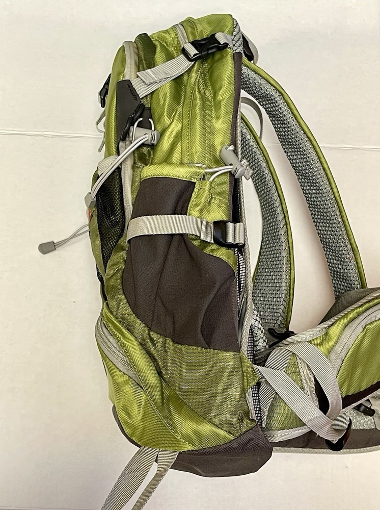 No Limits Backpack Green Hiking Camp Rucksack Hydration Nice Condition!