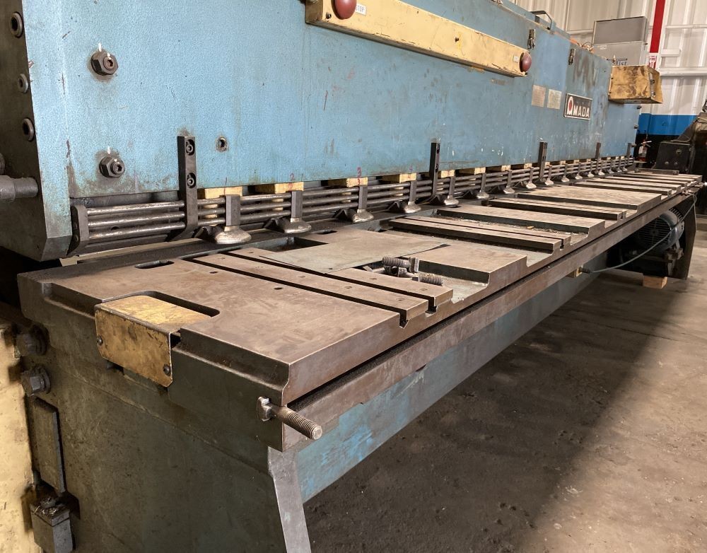 AMADA M-4045 POWER SQUIRING SHEAR