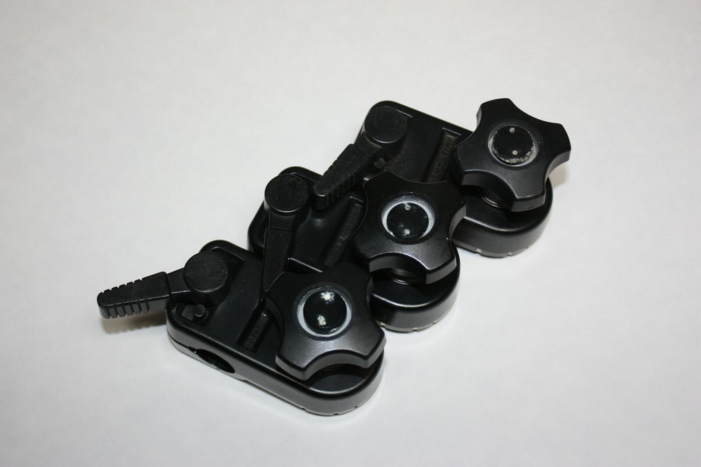 Working Nikonos underwater flash mounting knuckle for SB-105 strobe