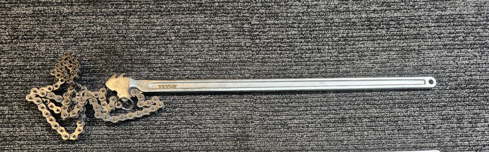 VEVOR 24-inch Chain Wrench Steel Straight Handle Tool with Chain in Silver