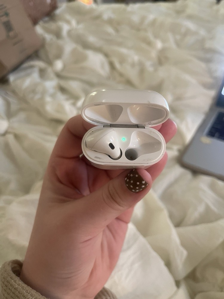 *WORKING* Airpods-missing right airpod, everything else in working condition.