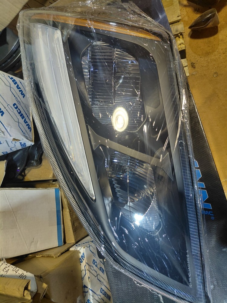 freightliner cascadia headlight led