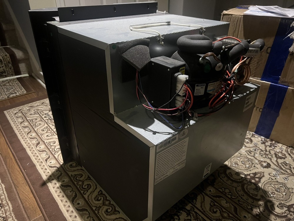 FREIGHTLINER CASCADIA 126 SLEEPER REFRIGERATOR