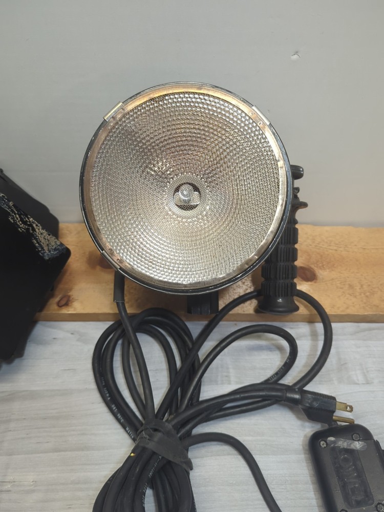 Lowel DP D210927 Continuous Light 1000 W w/ Adjustable Barn Doors Show Lights