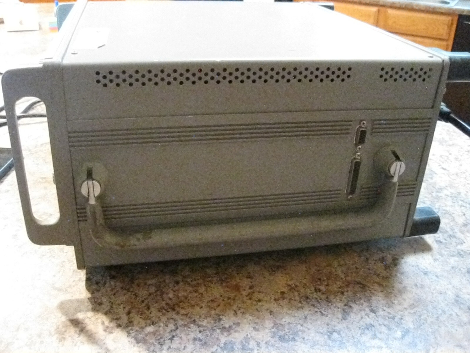 Motorola R2600C 400 Khz to 1GHz Service Monitor Test Set (Lot#MP899)