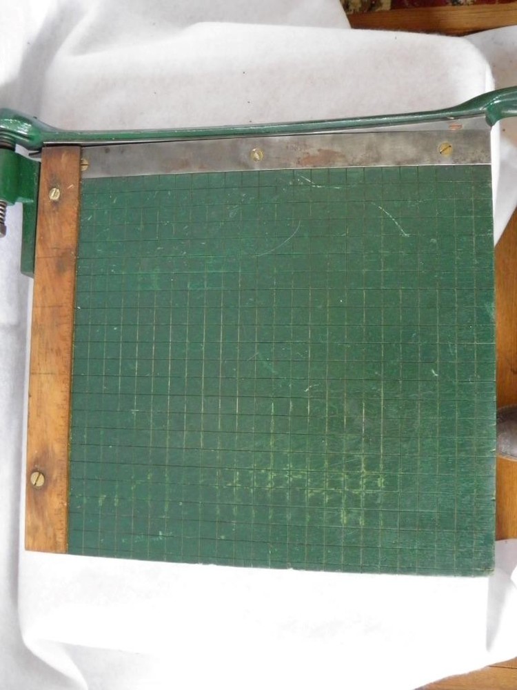 VINTAGE MILTON BRADLEY TINY PAPER CUTTER