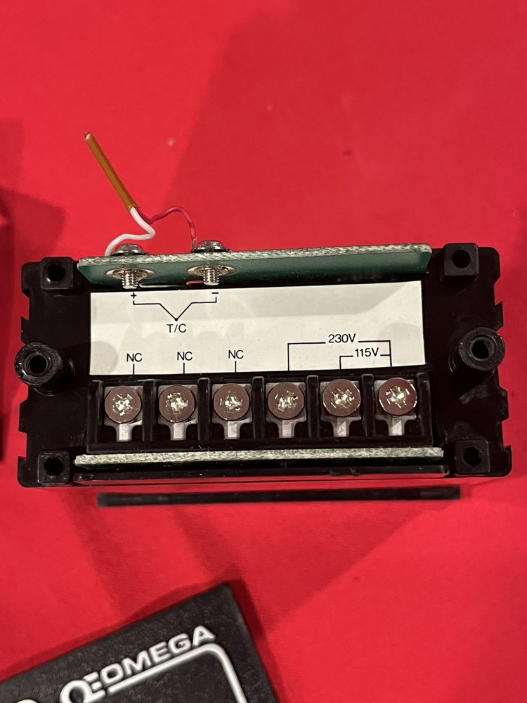 Omega DP701 Microcomputer digital Thermometer Readout