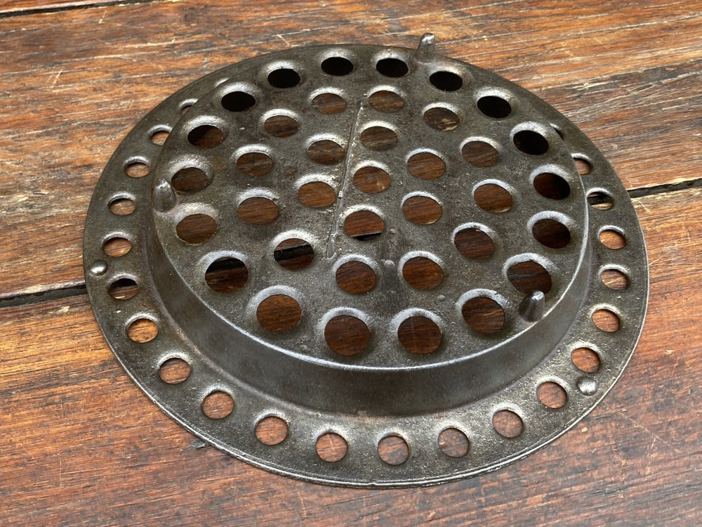 Gate Marked Eccentric Pot/Kettle Trivet