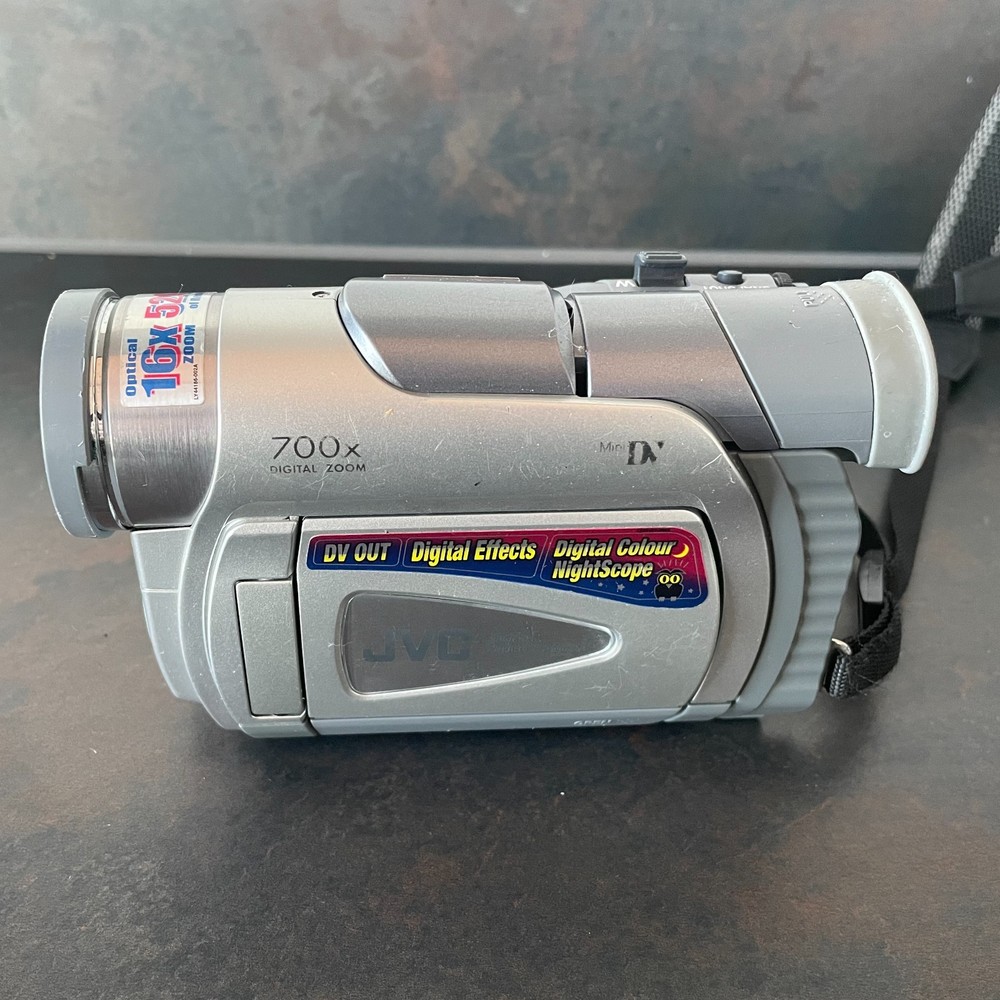 JVC Digital Video Camera Camcorder GR-D20EK Mini DV - No Battery Untested