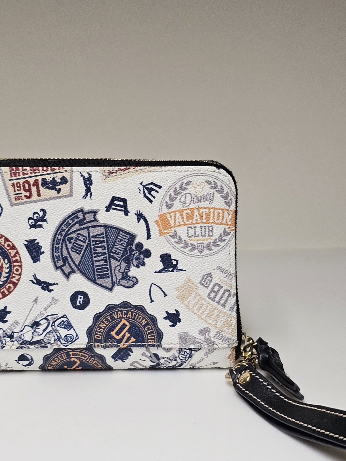 DVC Disney Vacation Club Dooney & Bourke Wallet Wristlet