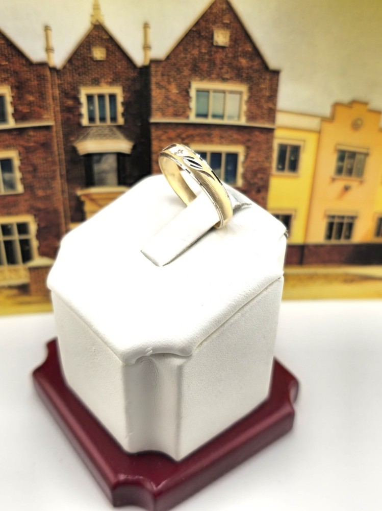 10k solid gold ring* High polish* 1 Diamond* size 7*** WB113
