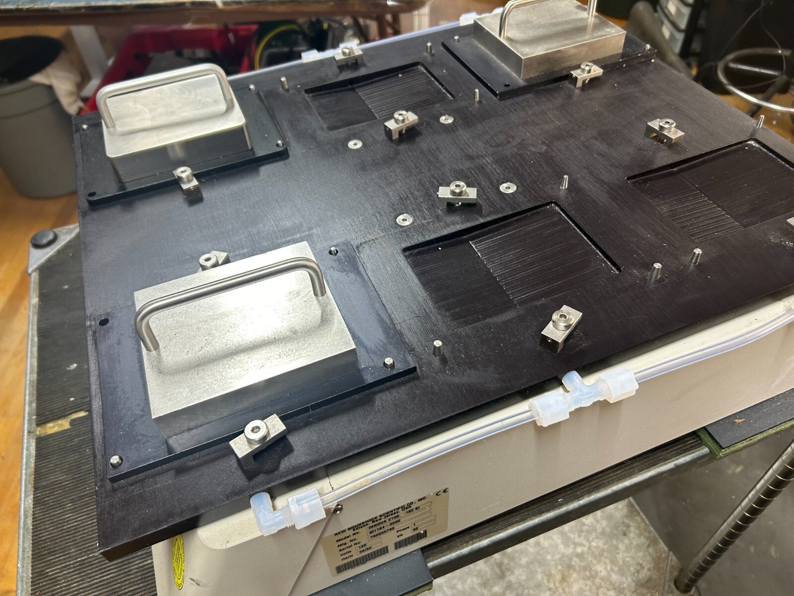 New Brunswick Innova 2100 Platform Shaker M1194-2000