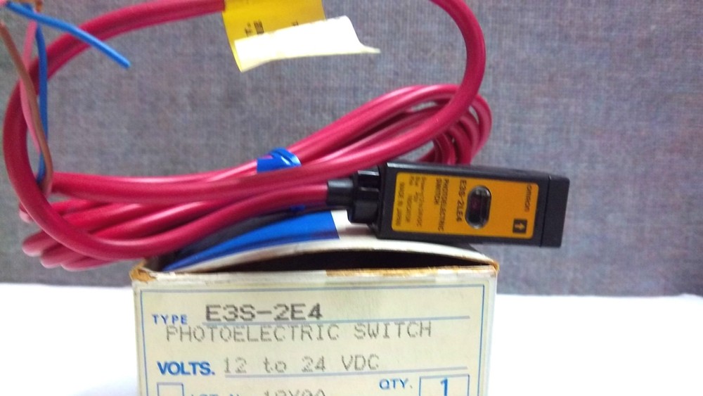 OMRON PHOTOELECTRIC SWITCH E3S-2LE4 NEW E3S2LE4