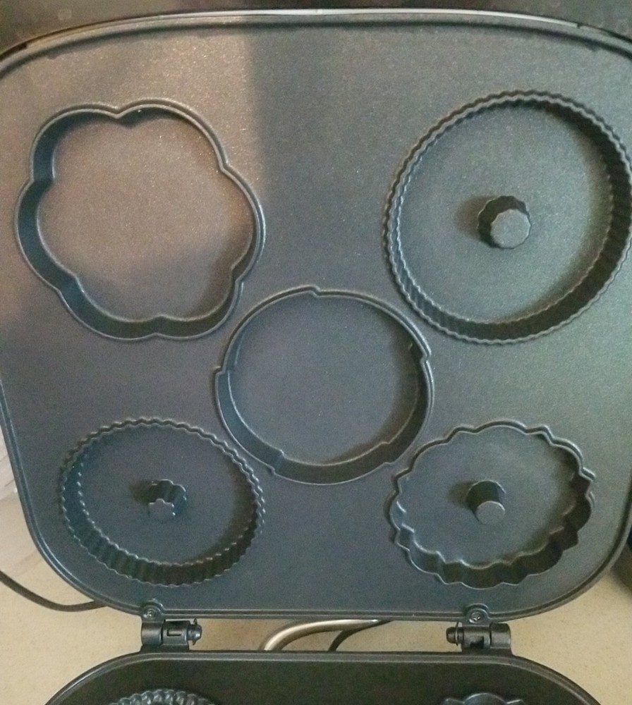 Non stick BELLA Fluted Bundt Style Cake Maker