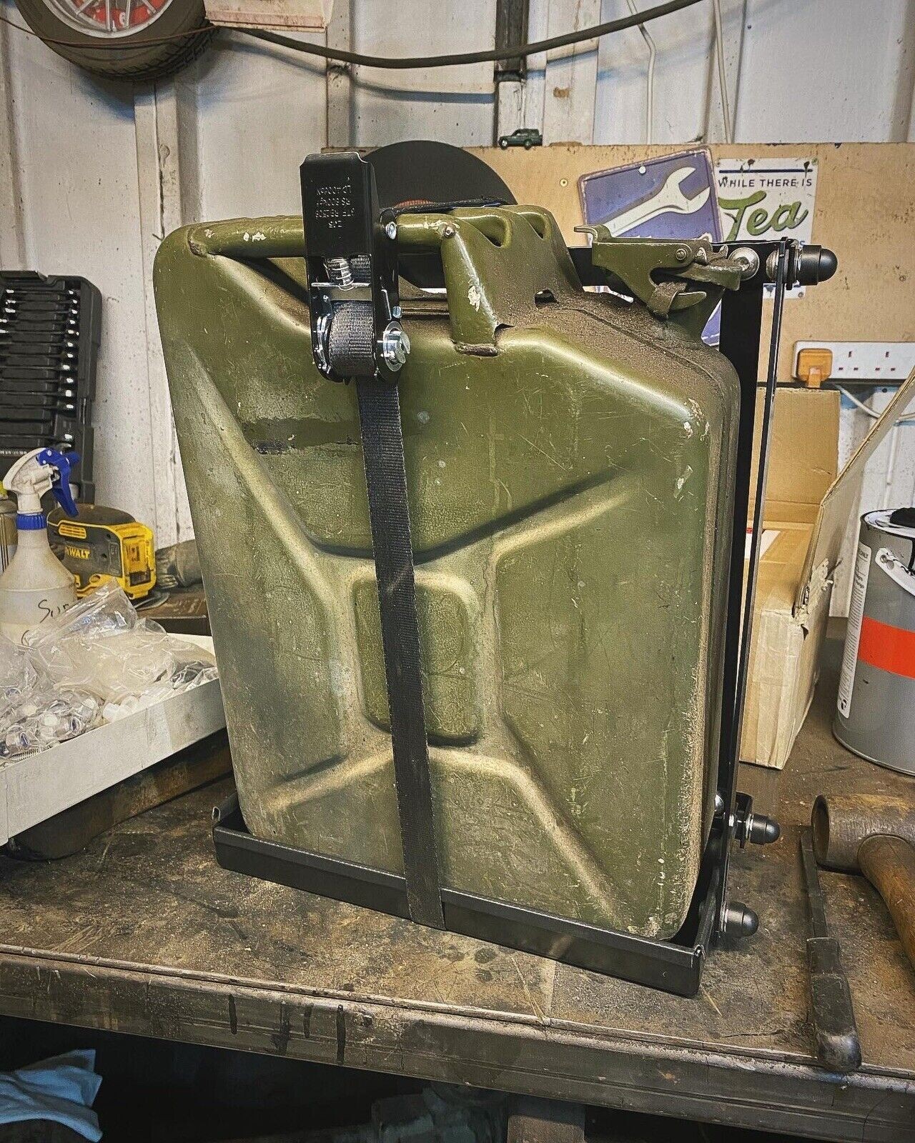 Fold up Jerrycan Holder Ratchet Strap 25mm 1m with Anchor Plates LC400daN Black