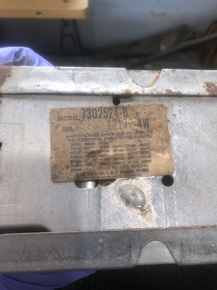 1968 BUICK AM PUSHBUTYON RADIO WITH KNOBS