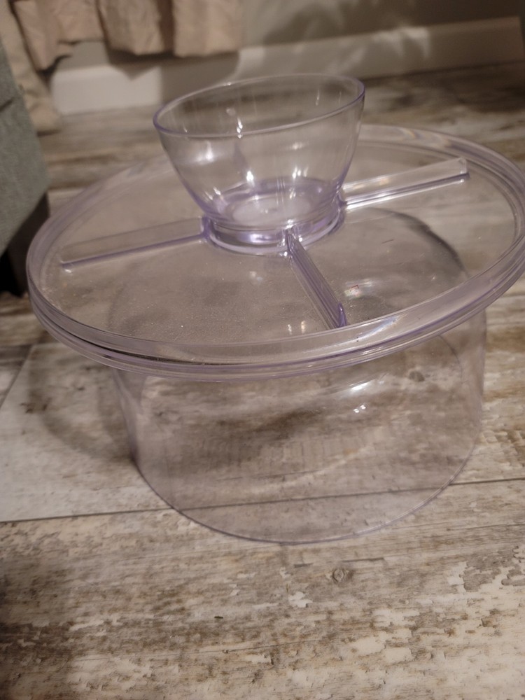 Clear cake stand with lid