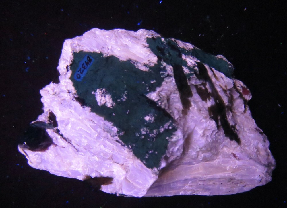Fluorescent : AGRELLITE - Kipawa River Complex , Temiscamingue , Quebec