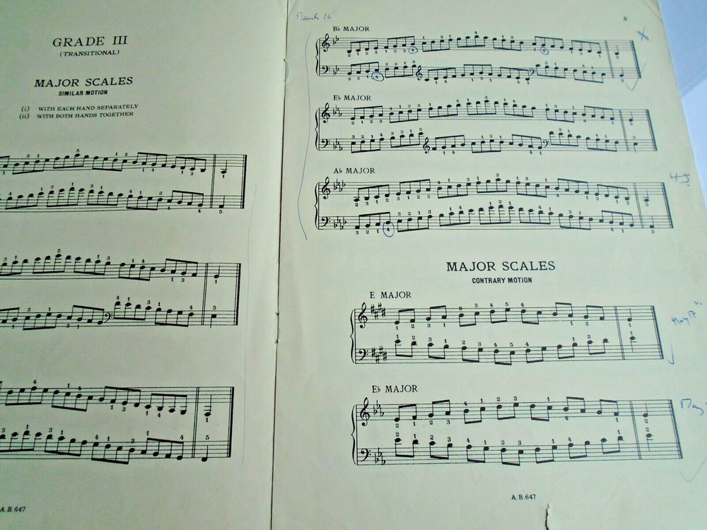 SCALES & APPREGIOS - Grade III (transitional) piano