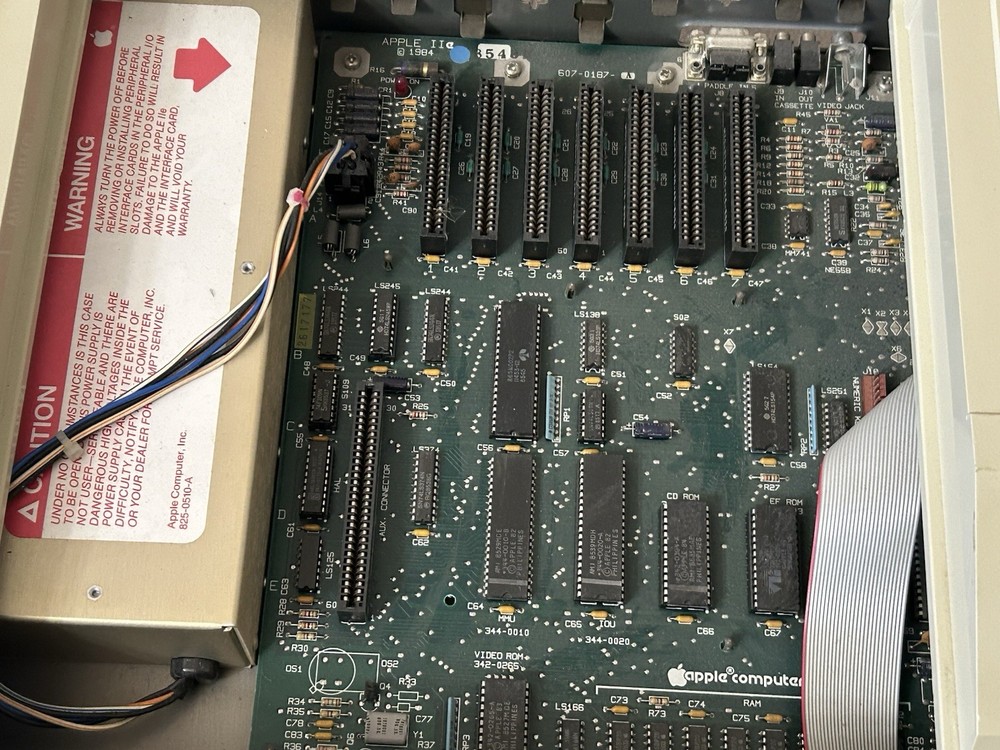 Vintage! 1984 APPLE IIe (A2S2064)COMPUTER **Powers On** Working!! Missing Keys