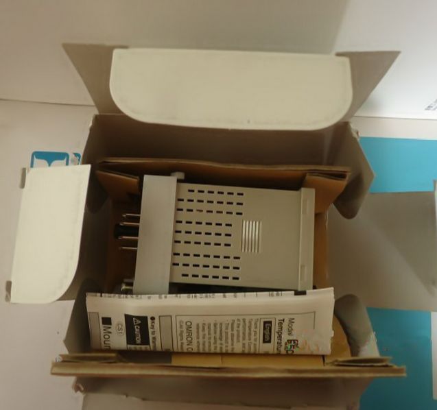 Fst E5CS-RKJ E5CSRKJ 1pcs Omron Temperature Controller 100-240VAC NEW IN BOX