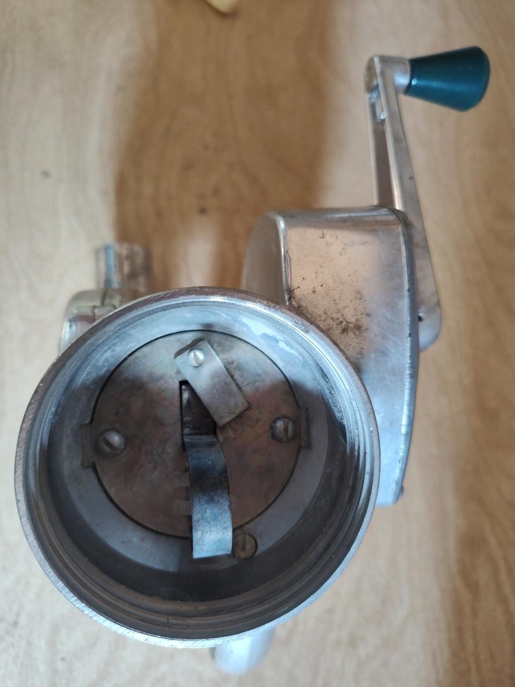 Scott's Zephyr Moderl A61 Hand Crank Spreader