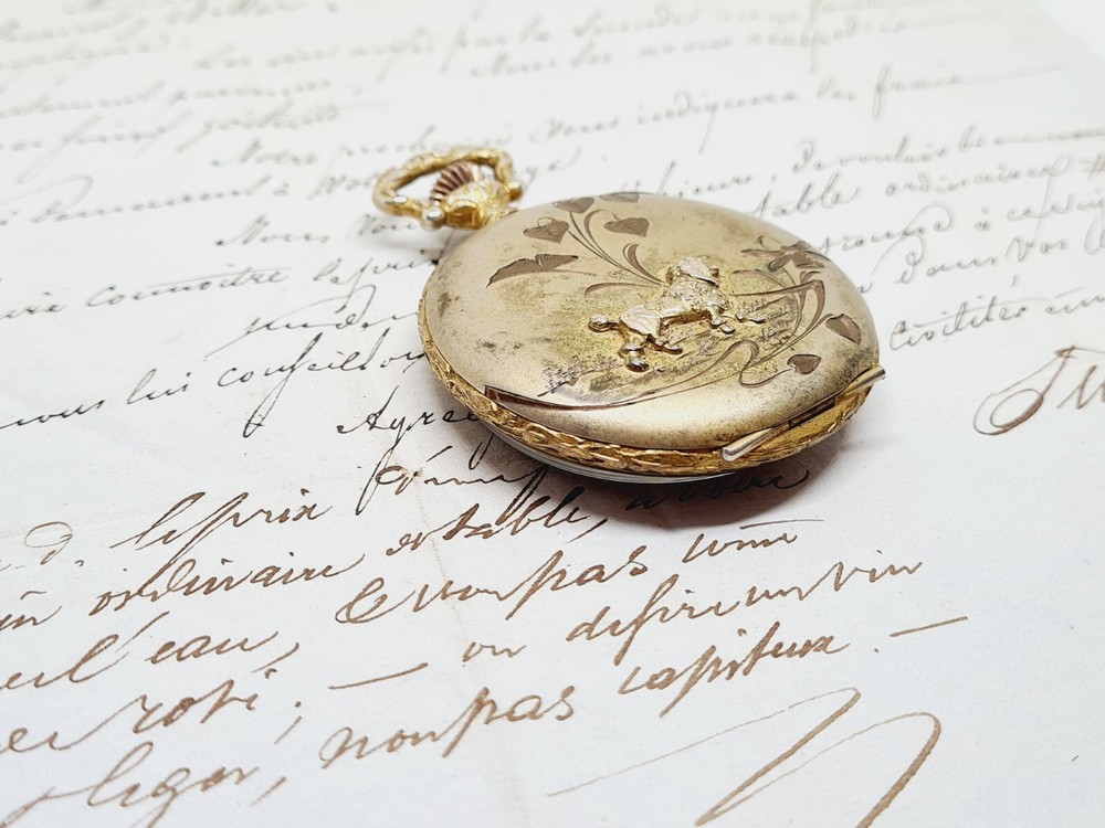 Depose embossed case yellow metal pocket watch