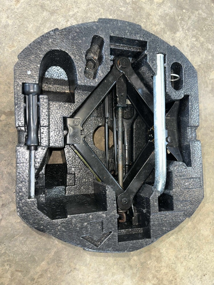 16-18 JETTA EXCEPT GLI Jack Assembly W/ TOOLS & FOAM INSERT