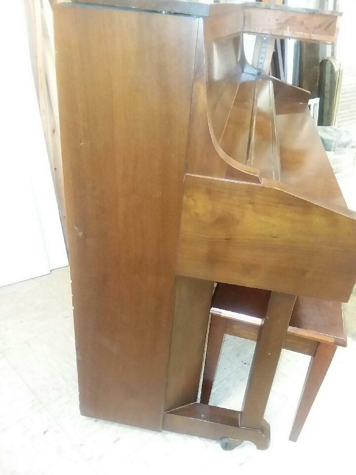 KIMBALL UP RIGHT PIANO