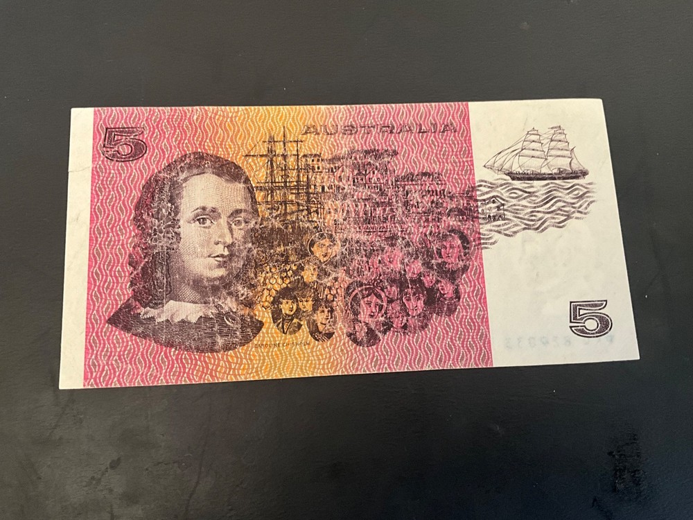 5 Australia Dollars banknotes