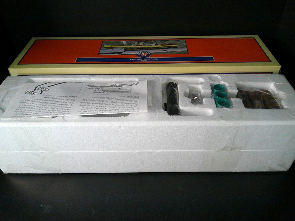 Lionel 6-32996 O Gauge Operating Barrel Loader EX/Box
