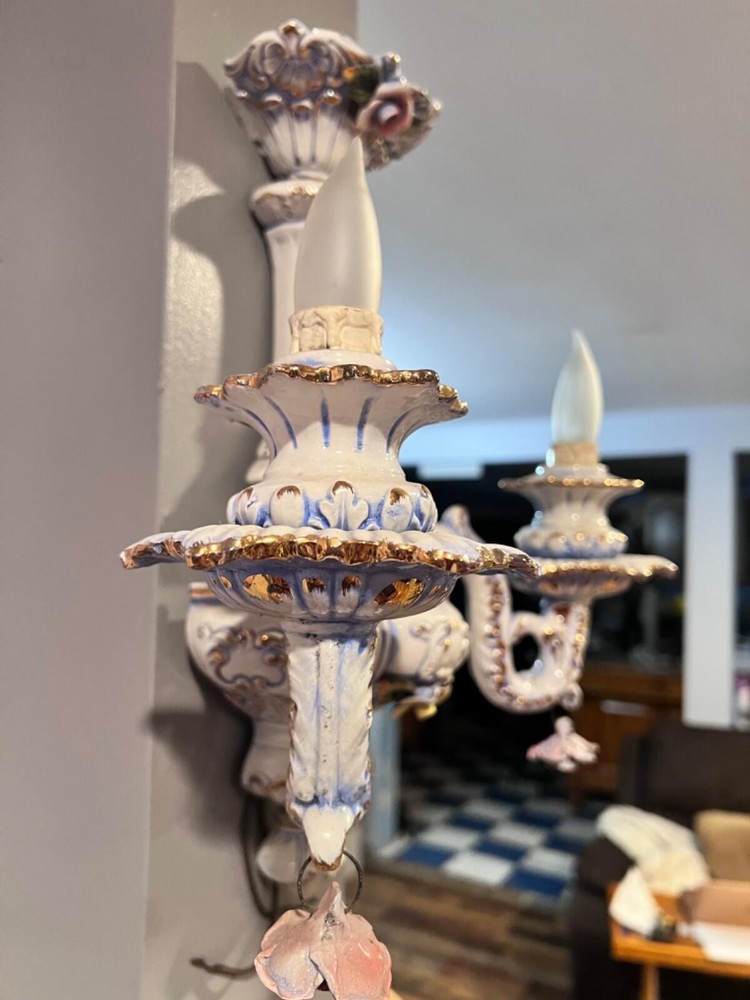 capodimonte -style porcelain sconce