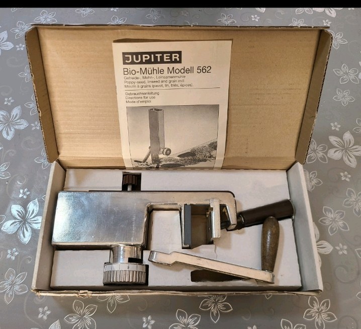 Vintage JUPITER Muhle Hand Crank Grain Mill Model 562, Complete in Box