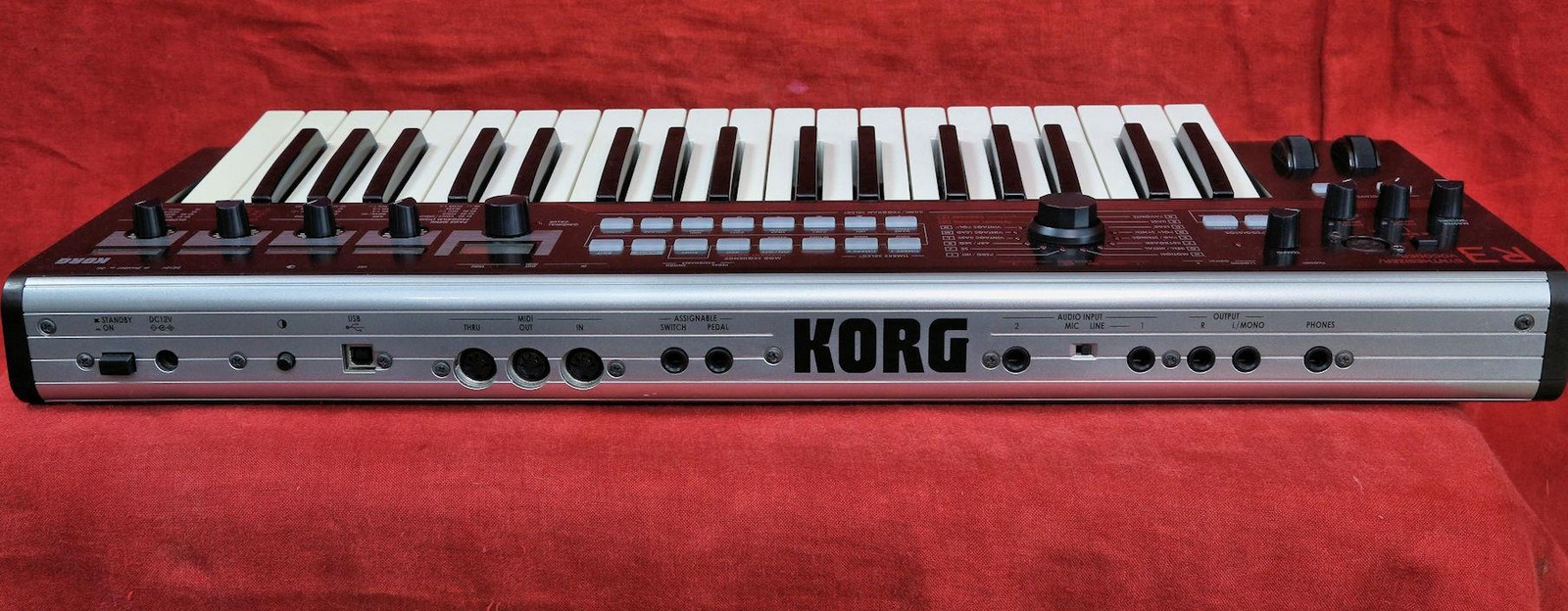 KORG R3 Keyboard Analog Modeling Synthesizer and Vocoder Very Nice