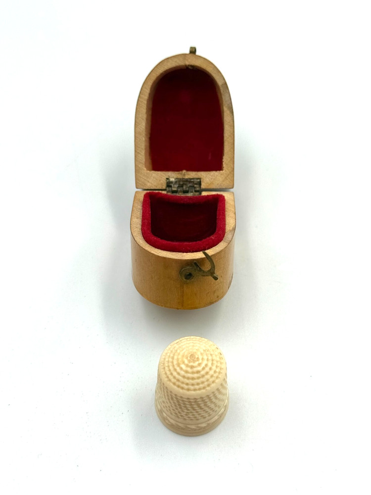 Antique Bournemouth Mauchline Thimble Casket with Thimble