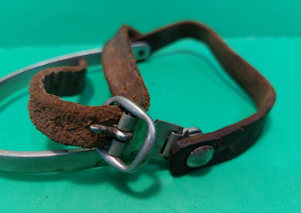 SINGLE ANTIQUE LONG SHANK NICKLE SPUR WITH LEATHER STRAP