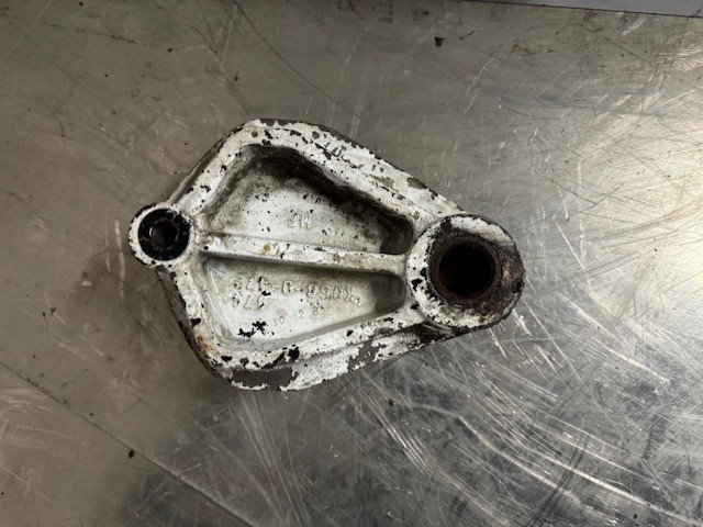 KENWORTH BRACKET-SHACKLE FRONT ALM