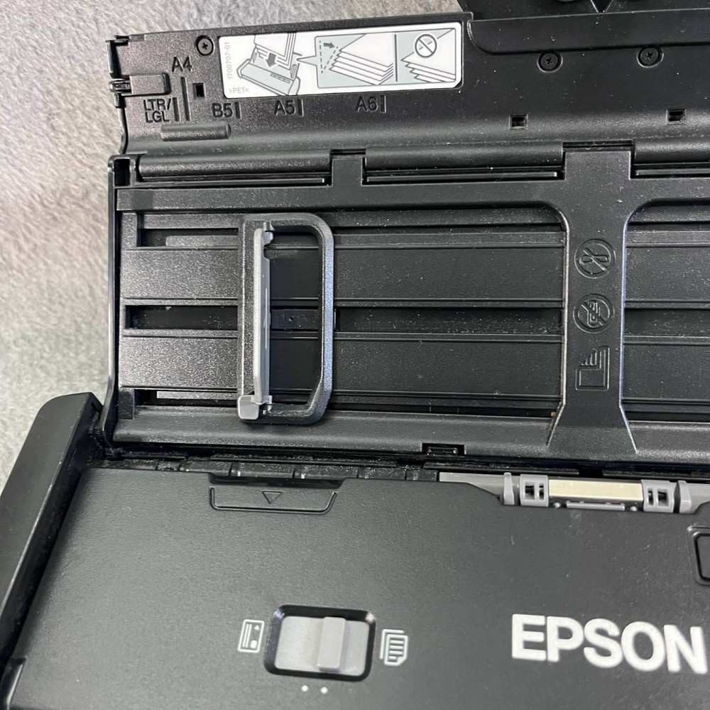 Epson ES-200 Portable Compact Document Scanner (For parts/not working) *READ