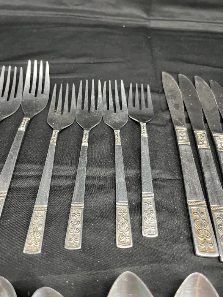 Customcraft Stainless CUS3 Fleur De Lis Flatware Taiwan Spoon Fork Knives 25 PCs