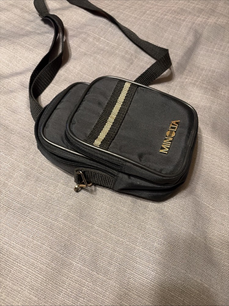 Minolta Small padded zip up Nylon Camera Case/ adjustable shoulder strap-Loop