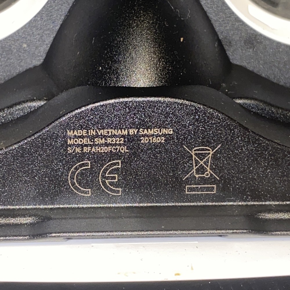 Samsung Gear VR SM-R322 Headset & Controller Powered by Oculus