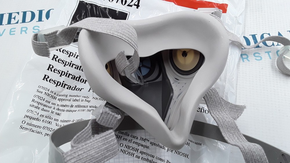 3M Half Facepiece Small Respirator 6100