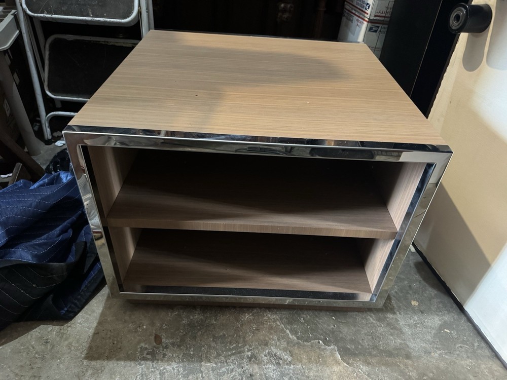 Minimalist side table,consistent with Minotti’s design likely the Hamilton