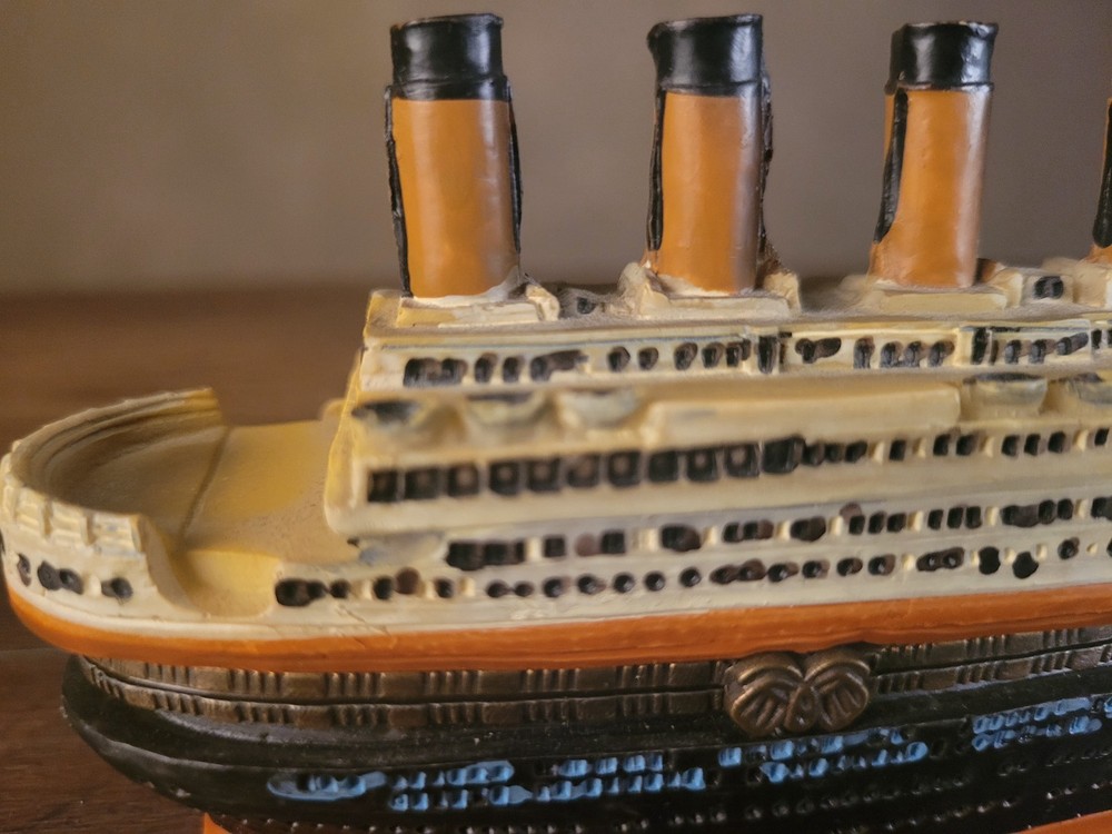 MARITIME, "TITANIC" HINGED BOX SOUVENIR MODEL