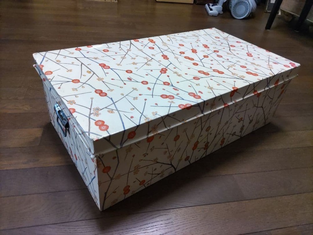 Showa retro tin clothing can with flower pattern