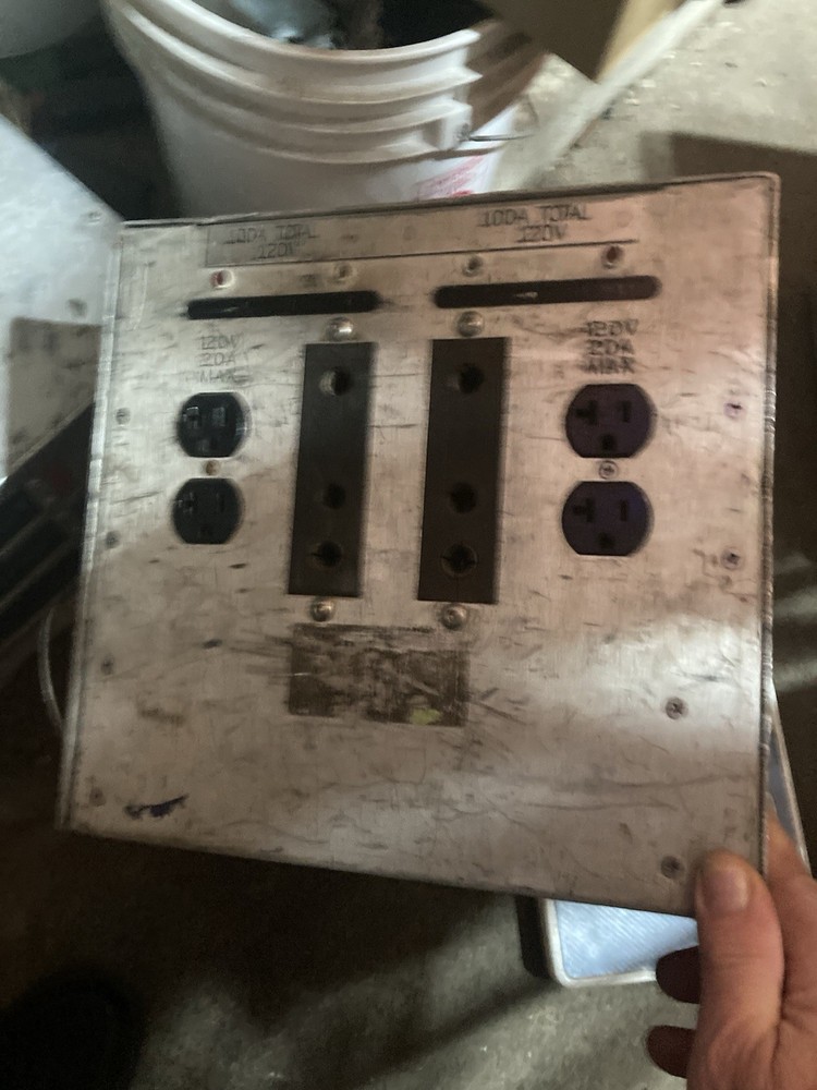 Mathews 600 Amp Flow Thru Distribution Box Can locks