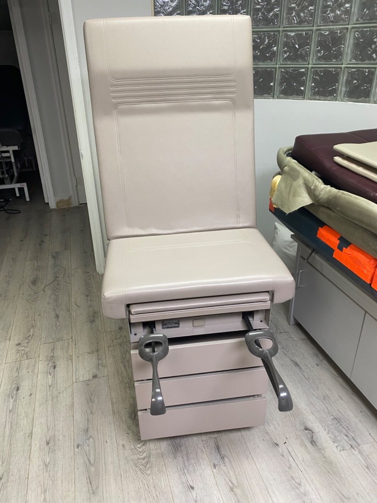 Midmark 104 exam table
