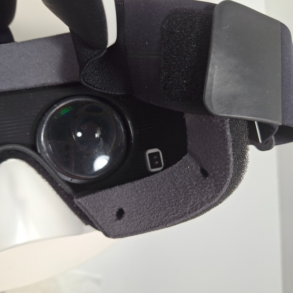 Samsung Gear VR Powered by Oculus Virtual Reality Headset SM‑R320 – With Case