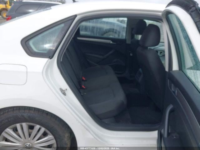 PASSAT 2015 Glove Box 4936879