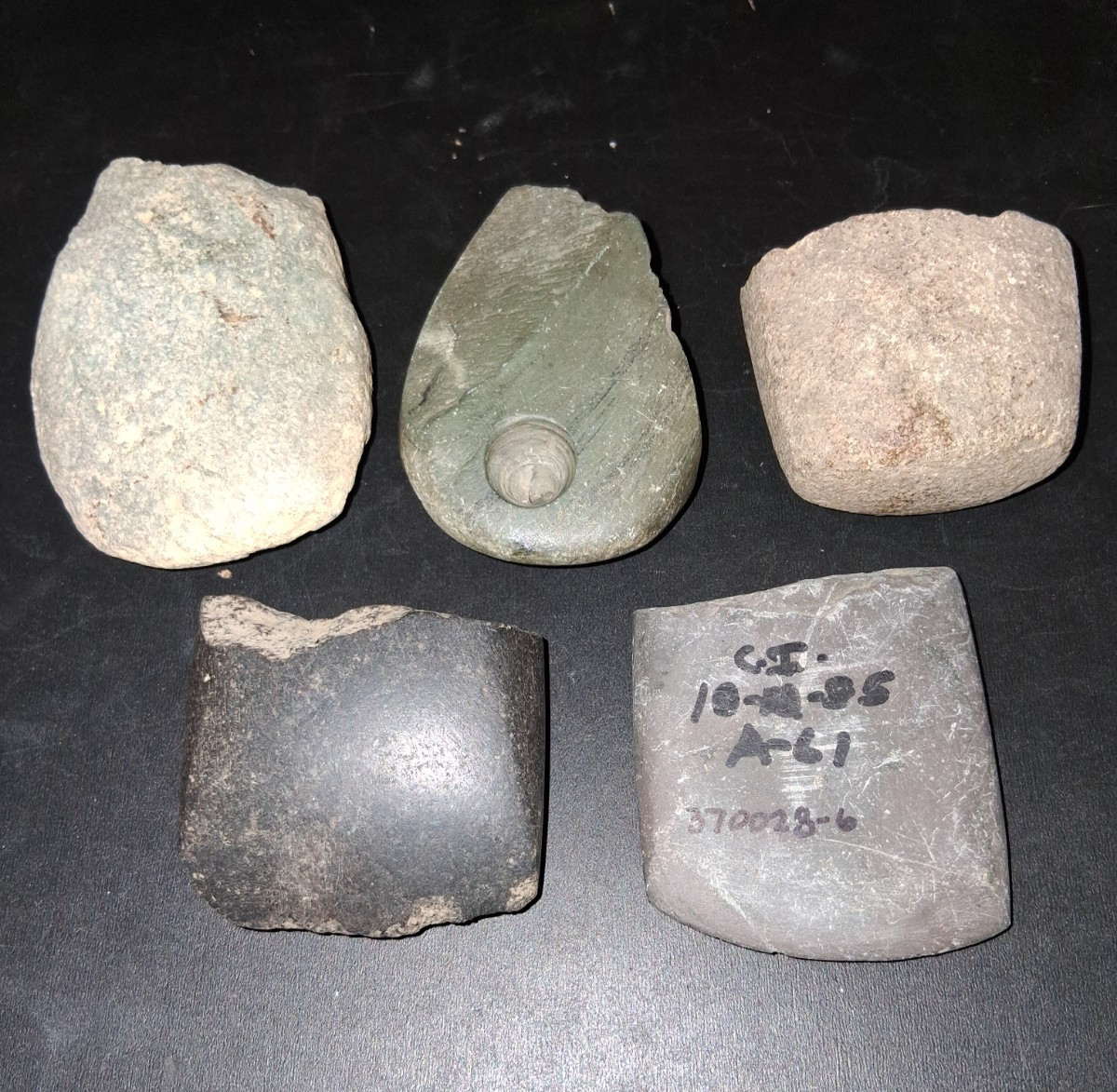 GROU OF NATIVE AMERICAN ARROWHEADS GEODES - BROKEN